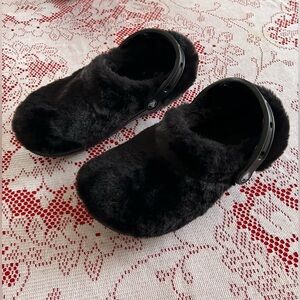 CROCS NWOT Black Unisex Black Faux Fur Clogs Women’s 9 Men’s 7